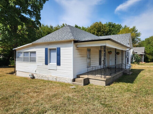 Building Photo - Spacious 3-Bedroom, 1-Bathroom Home AVAILA...