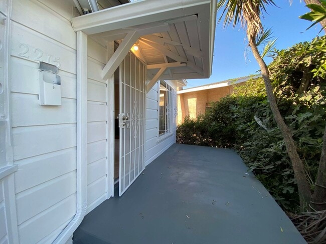 Foto del edificio - 2215-2217 1/2 S. Curson Avenue