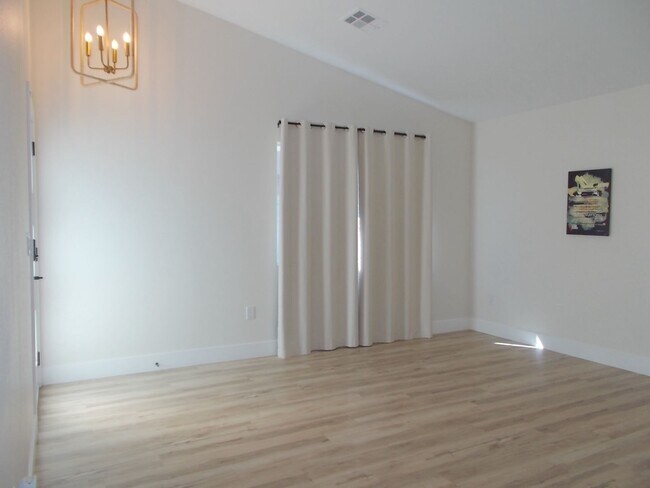 Foto del edificio - Move-in ready and designed for easy living, this gated community gem has it all!