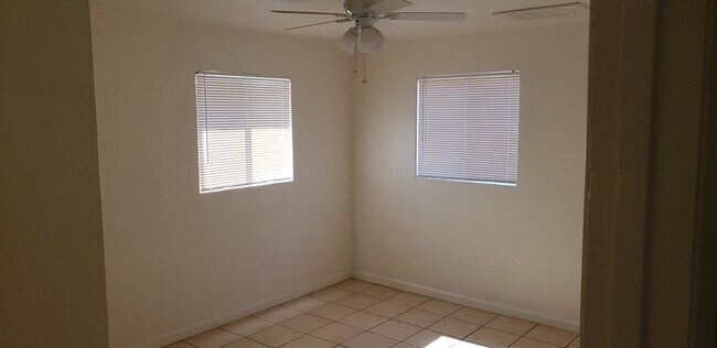 Building Photo - 2 bedroom 1 bath home in Del Monte Homes i...