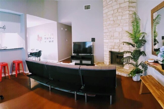 Foto del edificio - 11815 Lochridge Dr