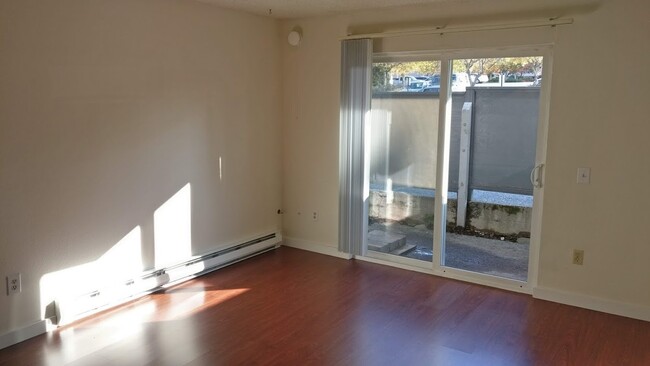 Building Photo - "Beautiful Remodeled 3 bed 1 bath in downt...