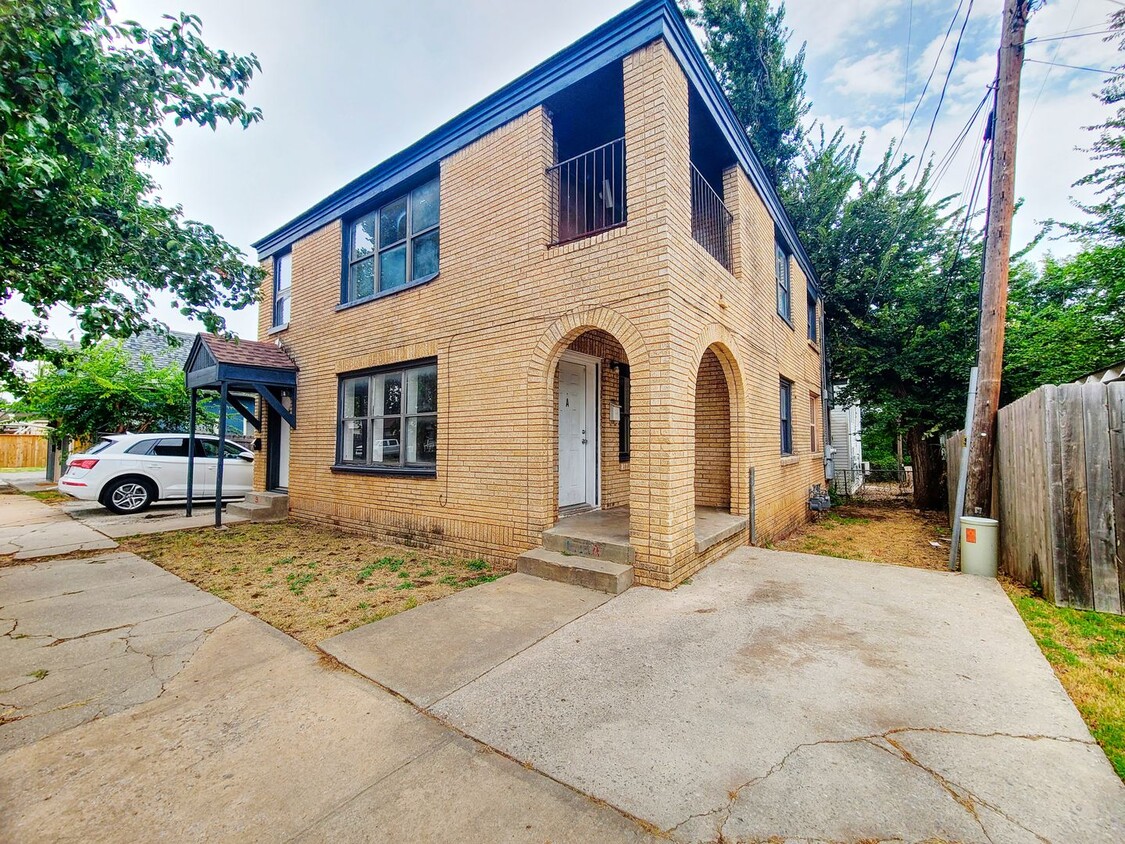 Primary Photo - 2 Bed/1 Bath in historic duplex close to T...