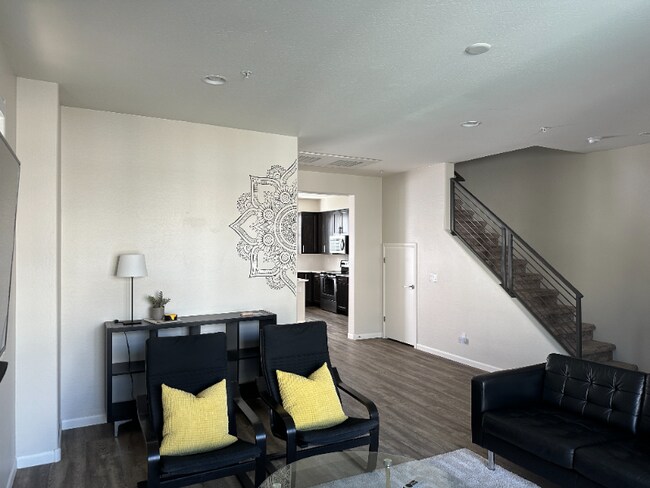 Building Photo - 2090 S Dorsey Ln