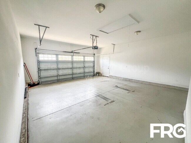 Building Photo - 313 N Landing Dr