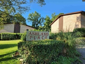 Building Photo - 721 Deerwood St