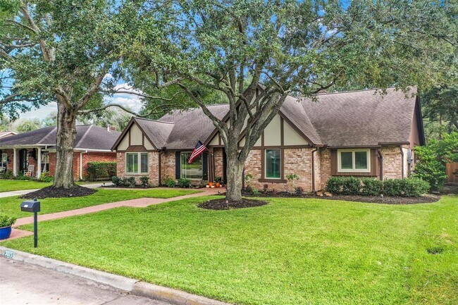 Building Photo - 3015 Fairway Dr