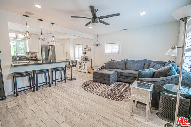Foto del edificio - 7044 Garden Grove Ave