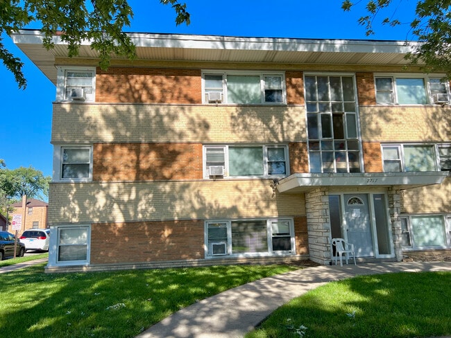 Building Photo - 7717 W Fullerton Ave