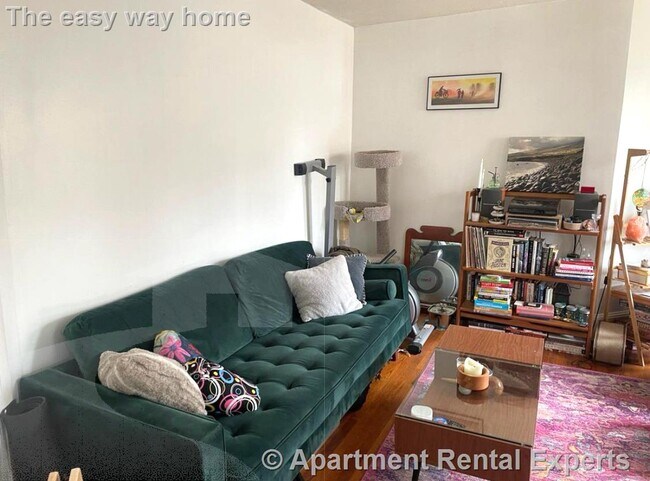 Building Photo - Medford Sq 2 Bedroom
