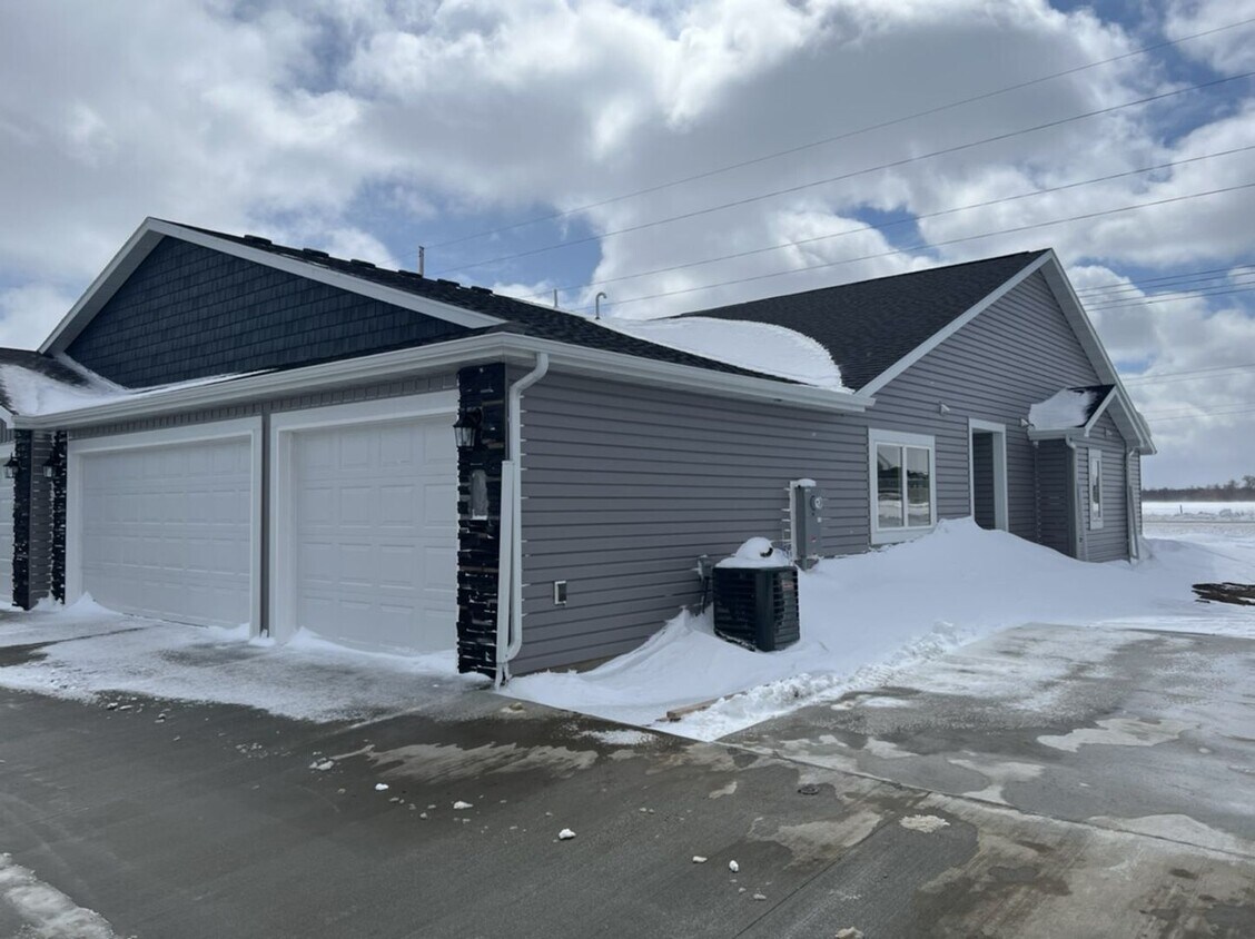 Primary Photo - TWIN HOME IN SOUTH BISMARCK W/ HUGE 3 STAL...