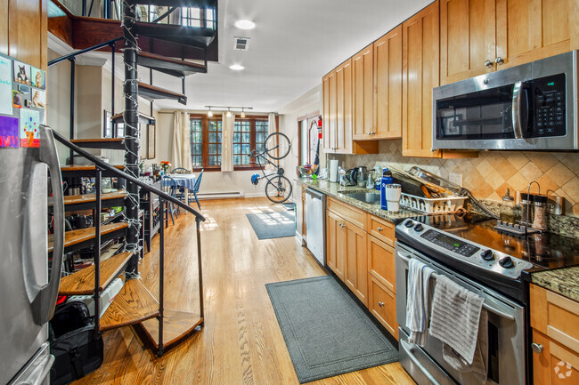 Building Photo - 1005 N La Salle Dr