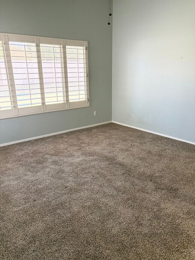 Foto del edificio - **BEAUTIFUL & SPACIOUS 3 BEDROOM/2 BATHROO...