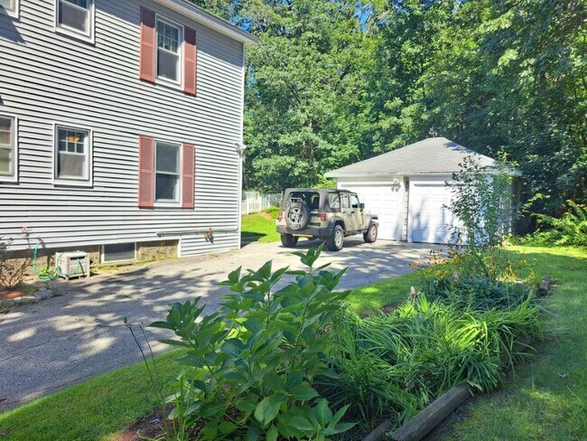 garage, left side with apartment - 127 Malvern Rd