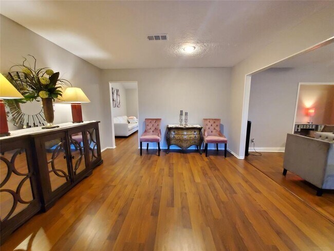 Foto del edificio - 8815 Bellaire Blvd