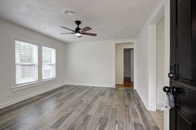 Foto del edificio - N Willow Ave Duplex