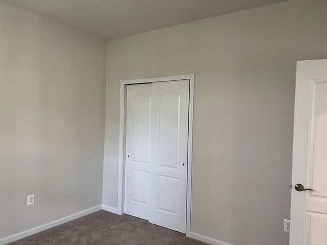 Building Photo - Amazing SFH 4Bd/3.5Bth TH in Hanover!