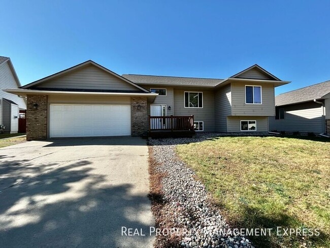 Building Photo - Spacious 5-Bedroom Gem with Open Concept &...