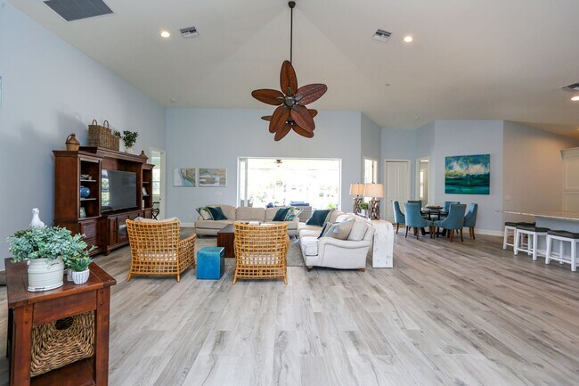 Foto del edificio - ***STUNNING POOL HOME***4BEDS / 4BATHS***GOLDEN SHORES***FURNISHED SEASONAL RENTAL***