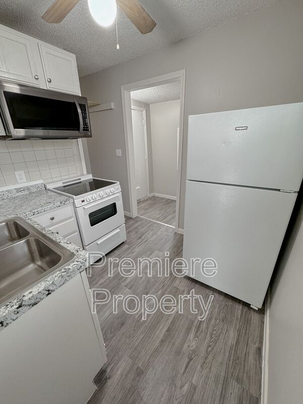 Building Photo - 805 S Pope Ave