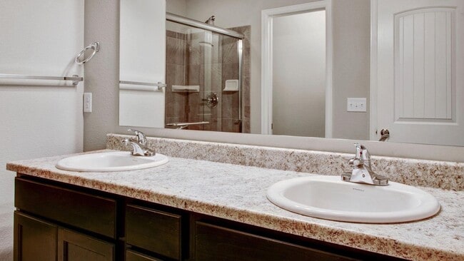 Foto del edificio - Move in Ready MASTER BEDROOM on Birmingham...