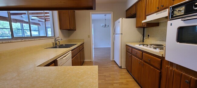 Foto del edificio - 1329 Fairfield Dr