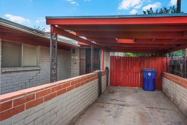 Building Photo - Radiant East Tucson Retreat: Bright 2-Bed with Large Private Backyard