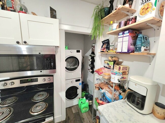 Building Photo - 3-Bedroom 2 Bathroom Apartment for Rent –  Available December 1st!