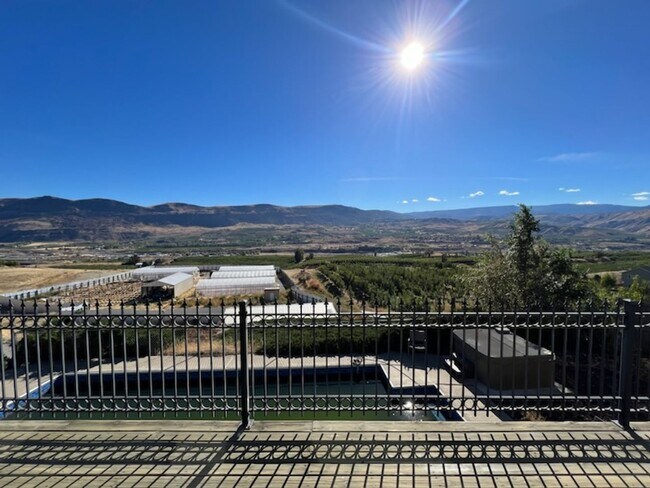 Building Photo - VIEWS and lots of space! Private 4 bed/2.5...