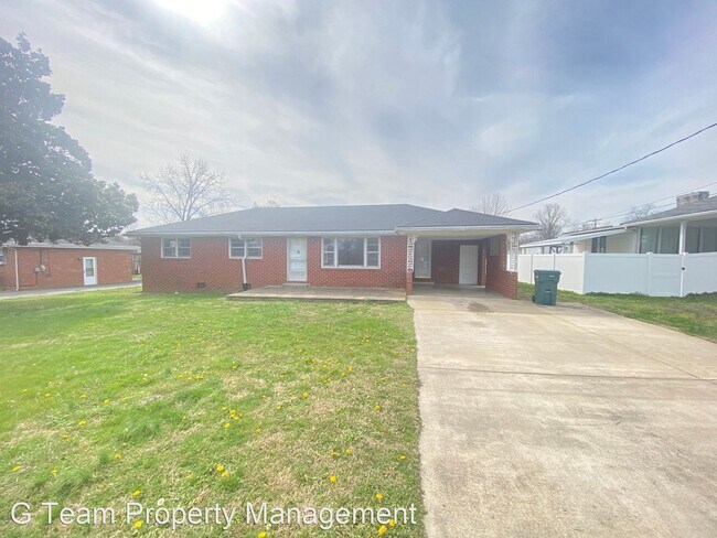 Building Photo - 3 br, 1 bath House - 404 Vosswood Dr