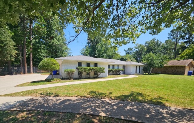Building Photo - (3) Bed, (2) Bath with 1900 SQFT Avail NOW!
