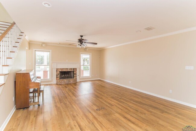 Building Photo - 315 Deer Run