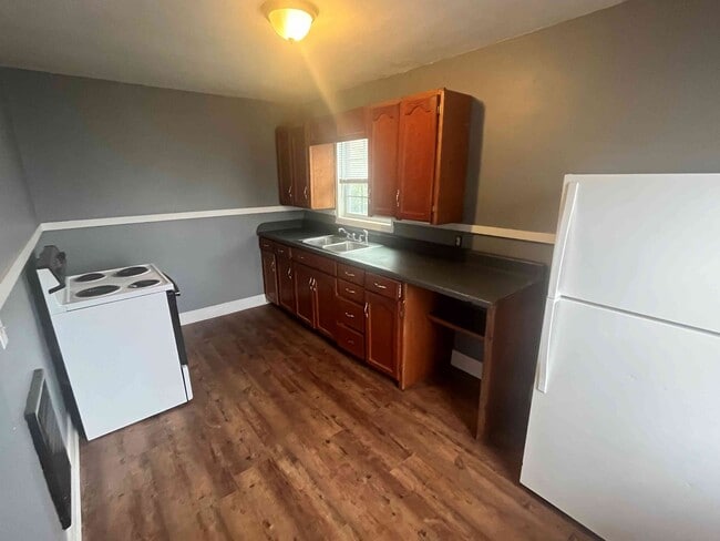 Building Photo - 817 Moulton St E