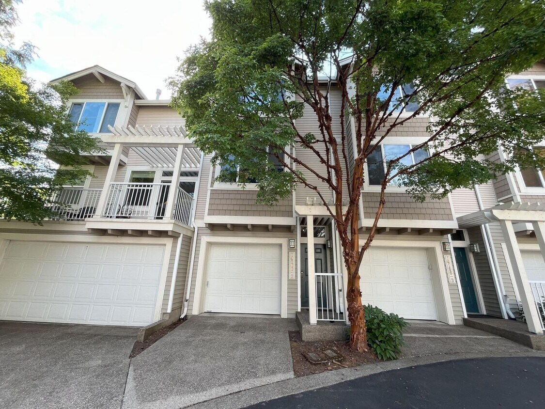 Primary Photo - Inviting 2-Bed, 2-Bath Townhome with Updat...