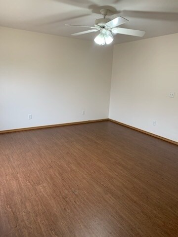 El suelo del salón es de tablones de vinilo. - 405 Franklin St