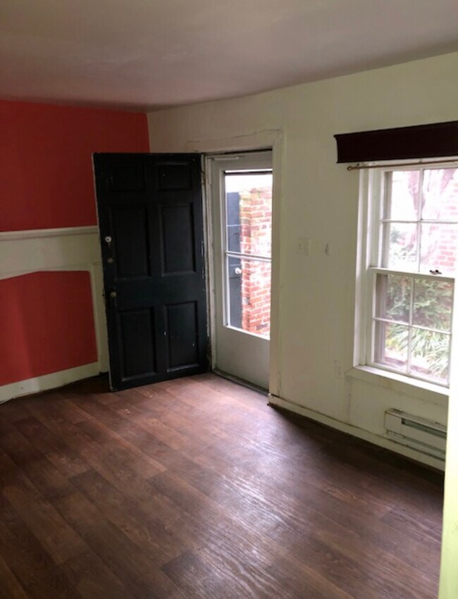Liv Rm - 1007 King St
