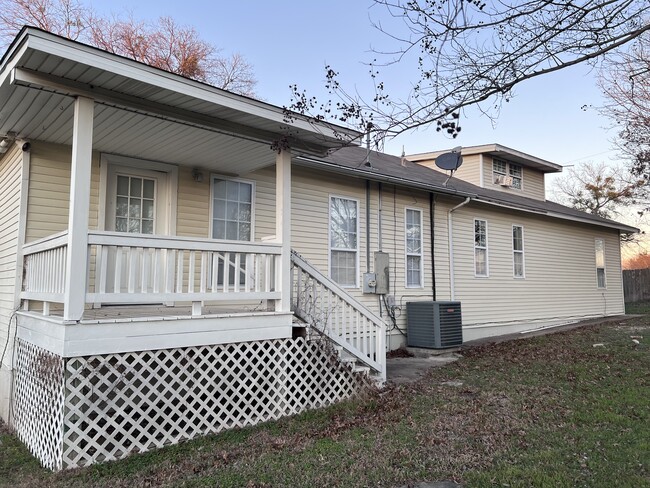 Building Photo - 218 E Haven Rd