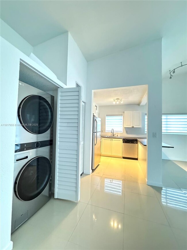 Foto del edificio - 8035 Crespi Blvd