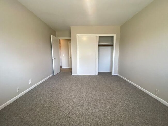 Building Photo - Remodeled 1 Bedroom Apartment!!! Walk to t...