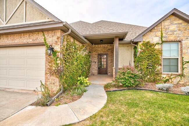 Building Photo - 3 Bedroom Home in The Grove