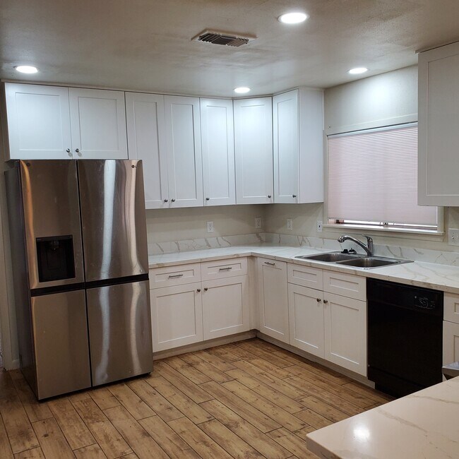 Building Photo - 115 Encino Grande St