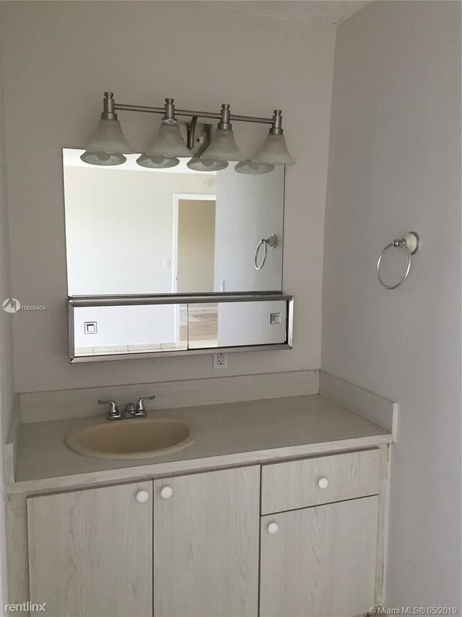 Foto del edificio - 3 br, 2 bath  - Casa Real Condo