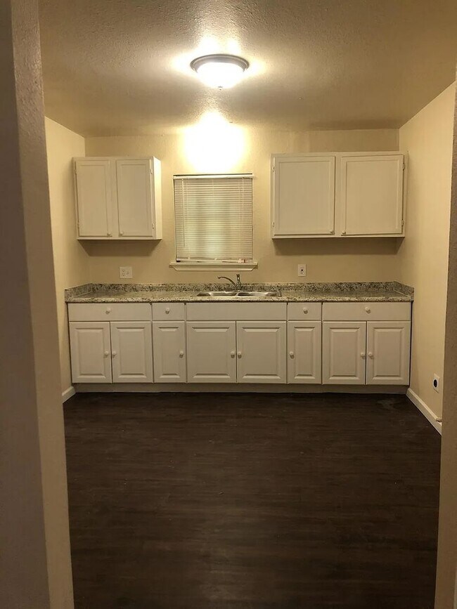 Foto del edificio - 7637 Springdale St