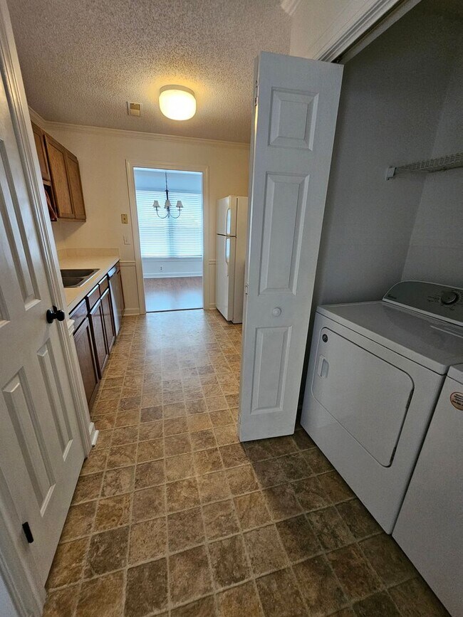 Foto del edificio - Townhome in Greensboro!