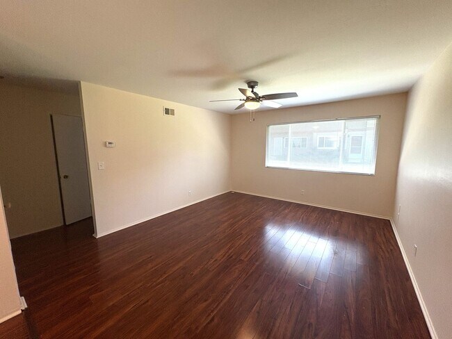 Foto del edificio - 2 bedroom condo is central location near e...