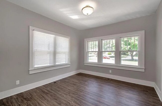 Building Photo - 3437 Country Club Pl