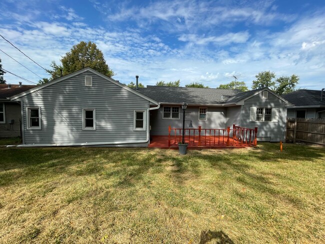 Building Photo - 3 Bedroom 1 Bath Home - Short Term Lease A...