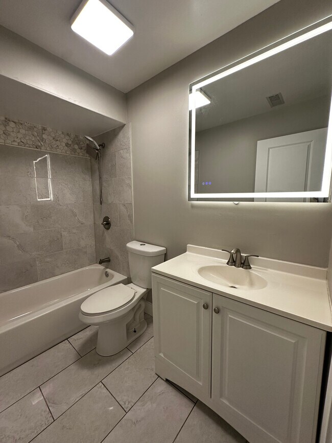 Foto del edificio - 15623 Greenwood Rd