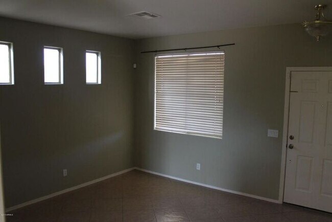 Foto del edificio - Beautiful 3 Bedroom, 2.5 Bath Home w/Open Floor Plan and Loft! Large Backyard with Fire Pit! Wash...