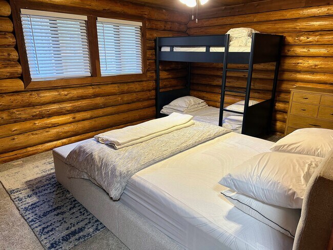 Habitación con cama de matrimonio y literas, y un amplio armario. - 838 Capistrano Ave